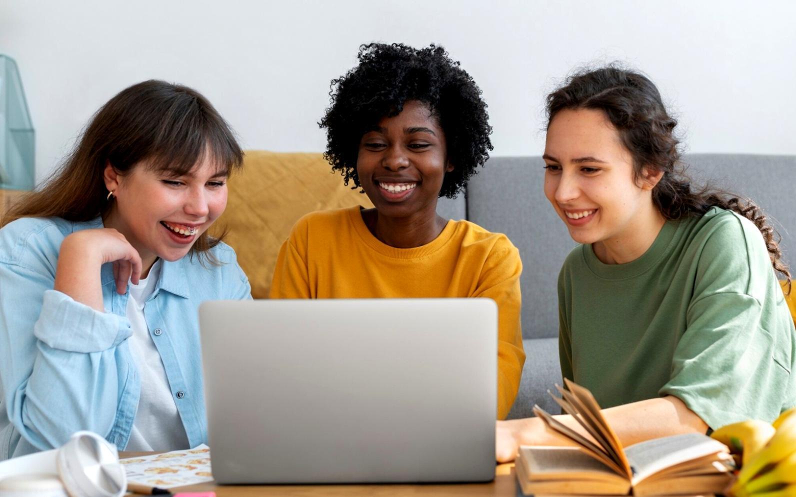 Teilnehmer beim gemeinsamen Arbeiten an Budget-Präsentationen