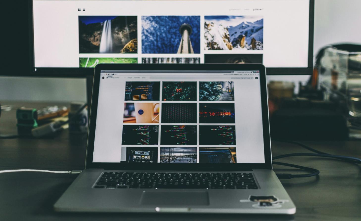 Budgetplanung Beratung in modernem Büro mit Dokumenten und Laptop