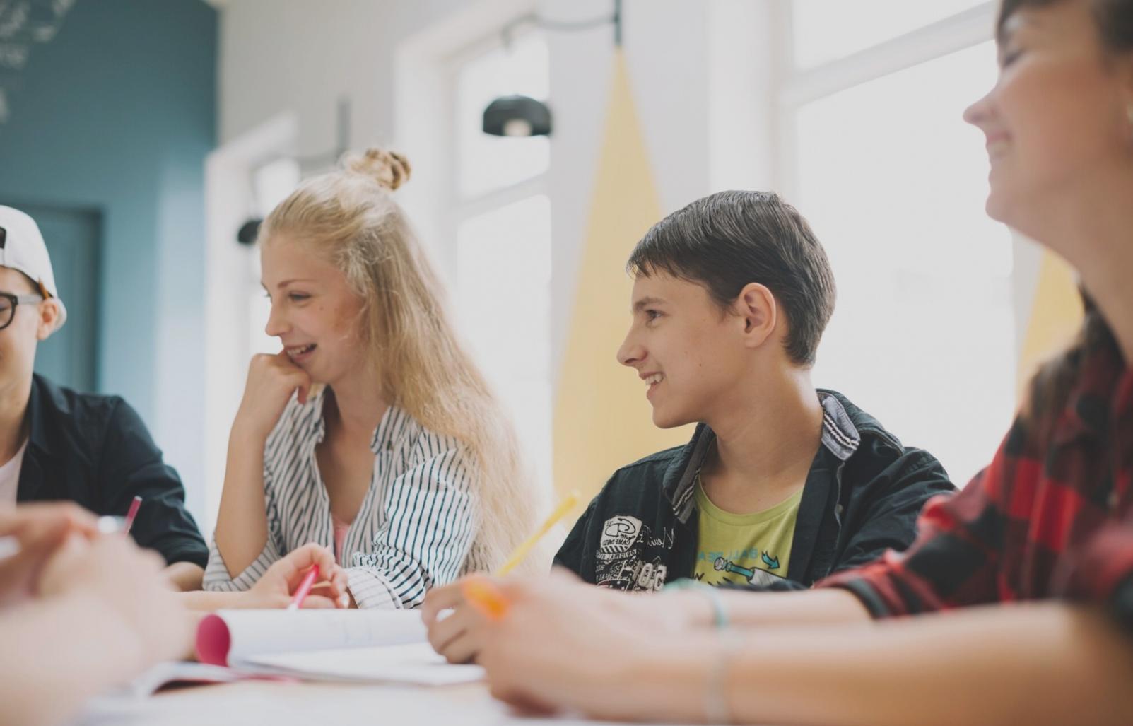 Gemeinsame Finanzplanung Sitzung mit Dokumenten und Notizen