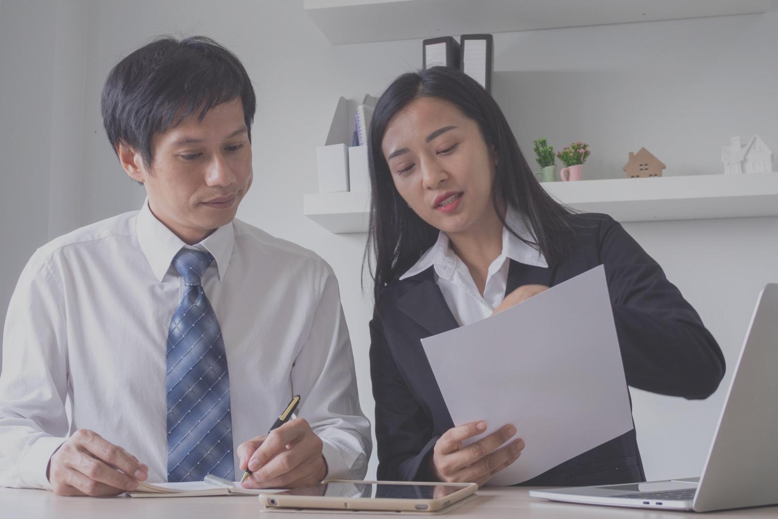 Moderne Arbeitsumgebung für effektives Remote-Lernen im Finanzbereich